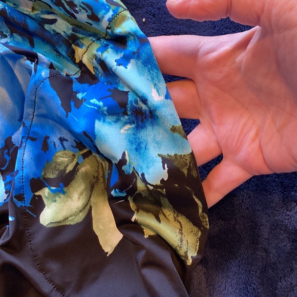 Beautiful, Peter Nygard, size M, halter style dress with pockets! Great colours! - Picture 7 of 7